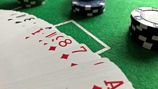 Pourquoi brûler une carte au poker