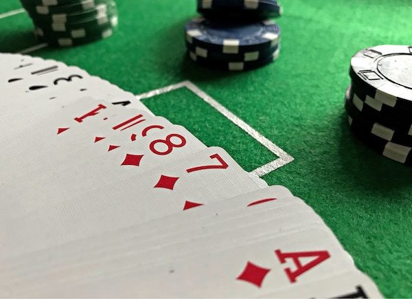 Pourquoi brûler une carte au poker