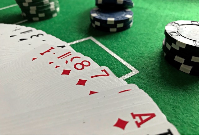Pourquoi brûler une carte au poker